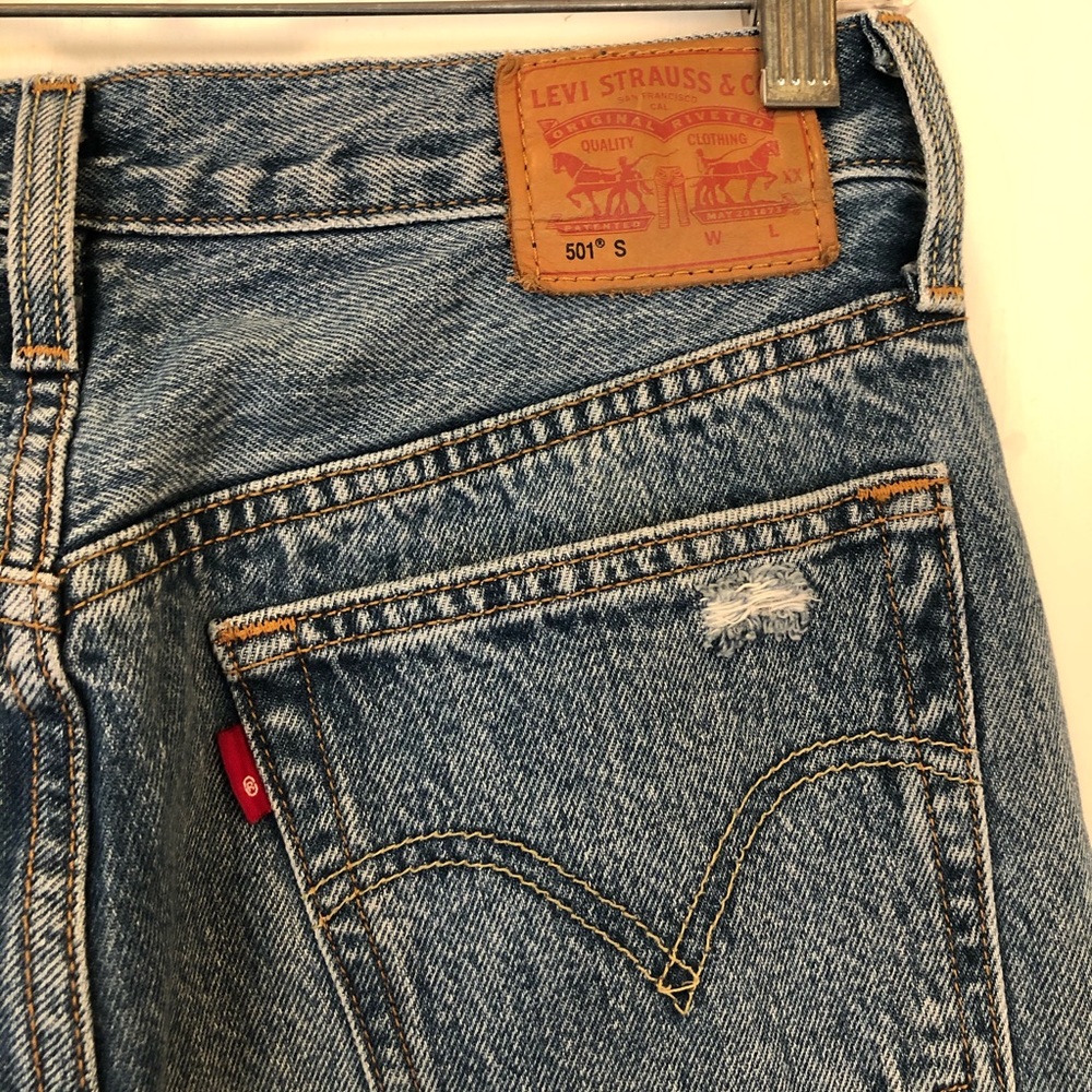 Levi 501s size 27